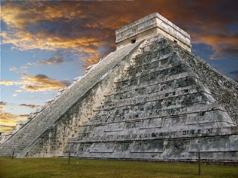 Este aspecto astronómico, está sicronizado con la Piramide del Sol de Teotihuacan.