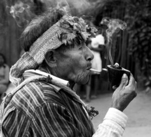 Líder espiritual "Opyguá" Avá Guaraní fumando un "petyngua" en la tradicional ceremonia del Mitâ Karai, comunidad Yvaviju, Jasy Kañy, depto. de Canindeyú. Fotografía de Lea Schvartzman (19 y 20 de octubre de 2013).