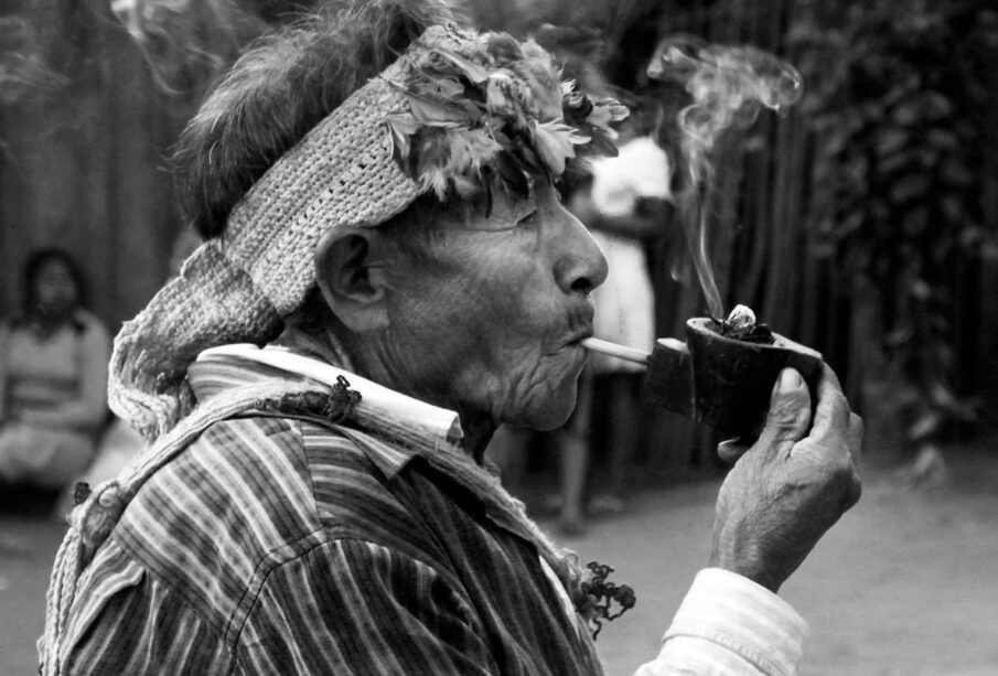 Líder espiritual "Opyguá" Avá Guaraní fumando un "petyngua" en la tradicional ceremonia del Mitâ Karai, comunidad Yvaviju, Jasy Kañy, depto. de Canindeyú. Fotografía de Lea Schvartzman (19 y 20 de octubre de 2013).